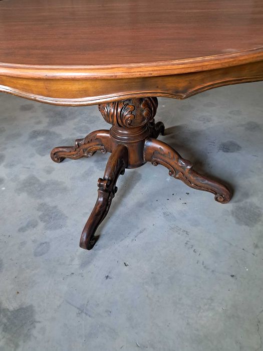 masa din lemn cu picior decorativ