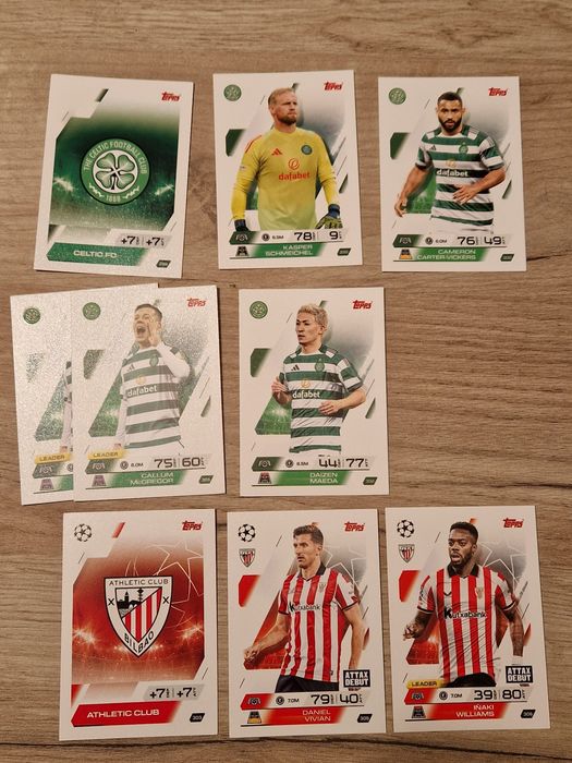 Vând cartonașe cu fotbaliști