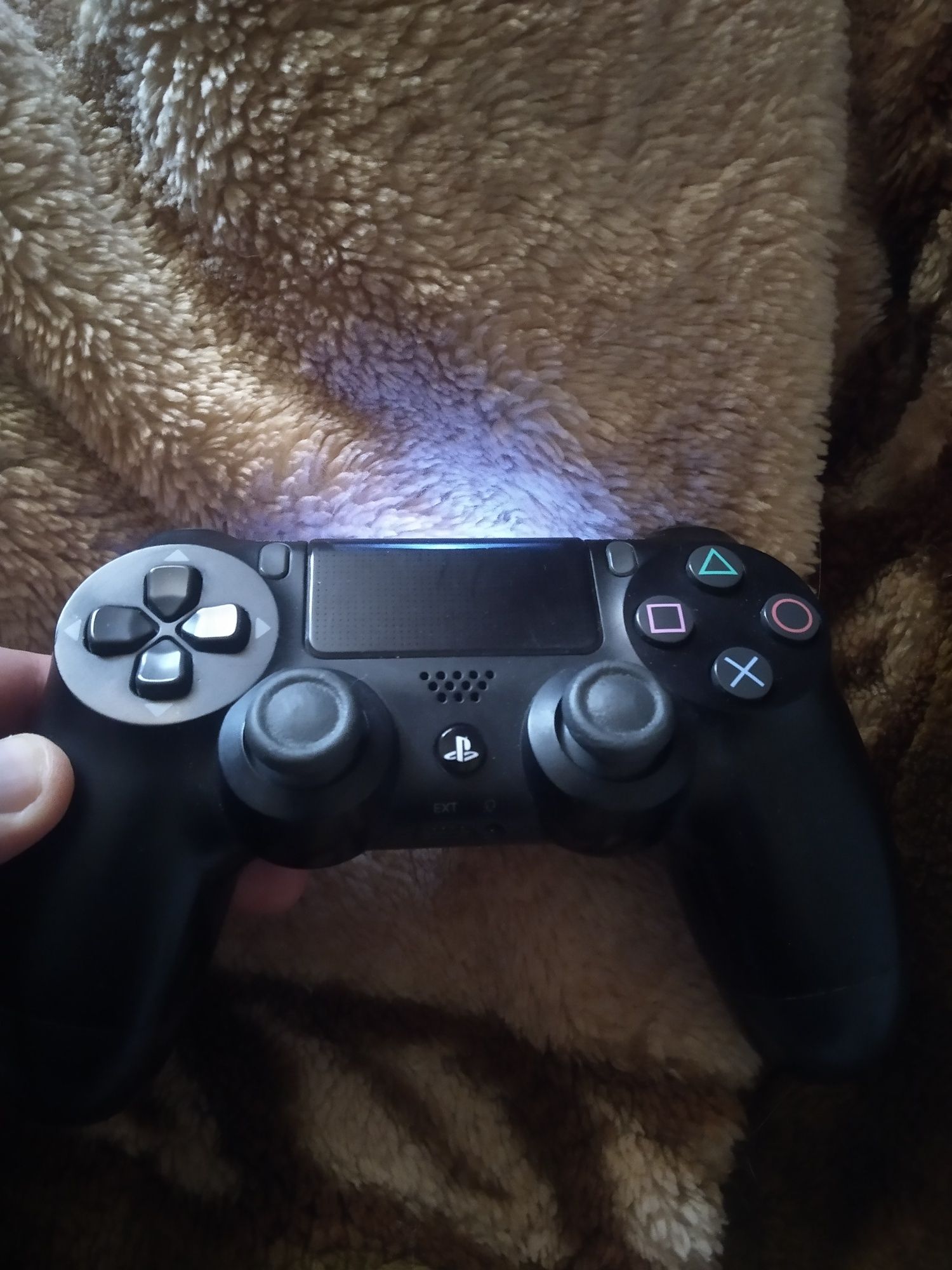 Продаётся оригинальный геймпад для Playstation 4