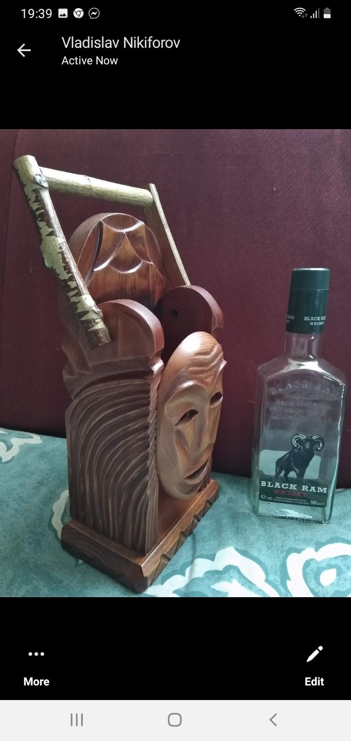 Дървена стойка за шише ръчна изработка.