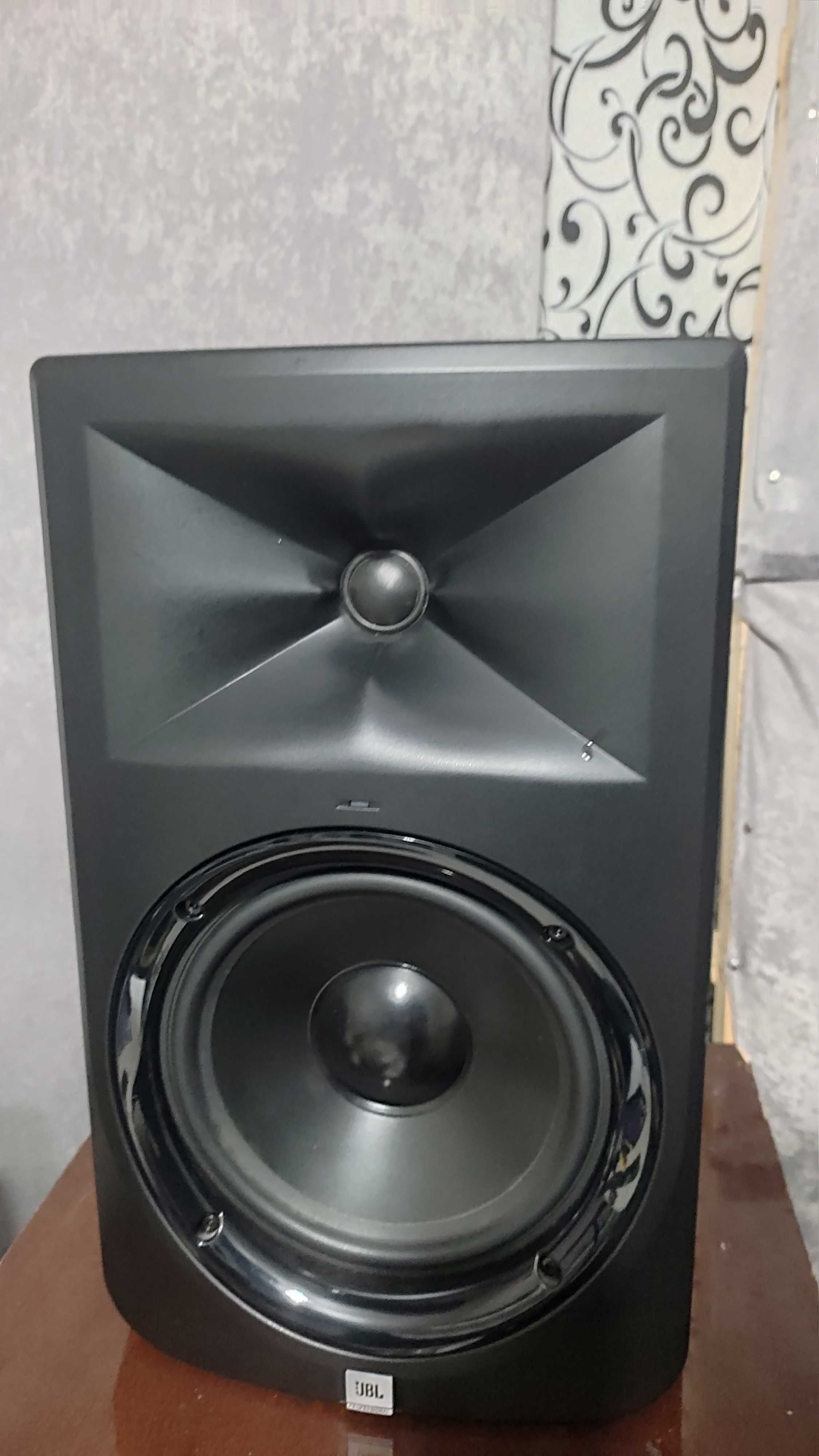 JBL lsr 308 studio monitor