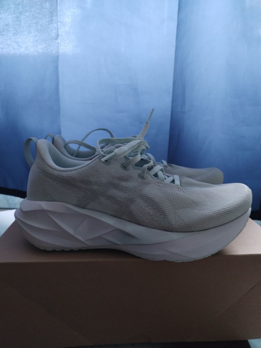 ASICS Novablast 5 42номер