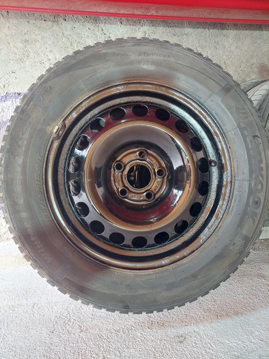 Anvelope iarna cu jante 205  55  r15 + set capace noi
