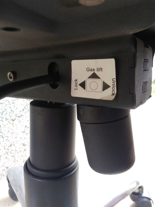 Офис стол - въртящ се, регулиране на височина и на подлакътниците