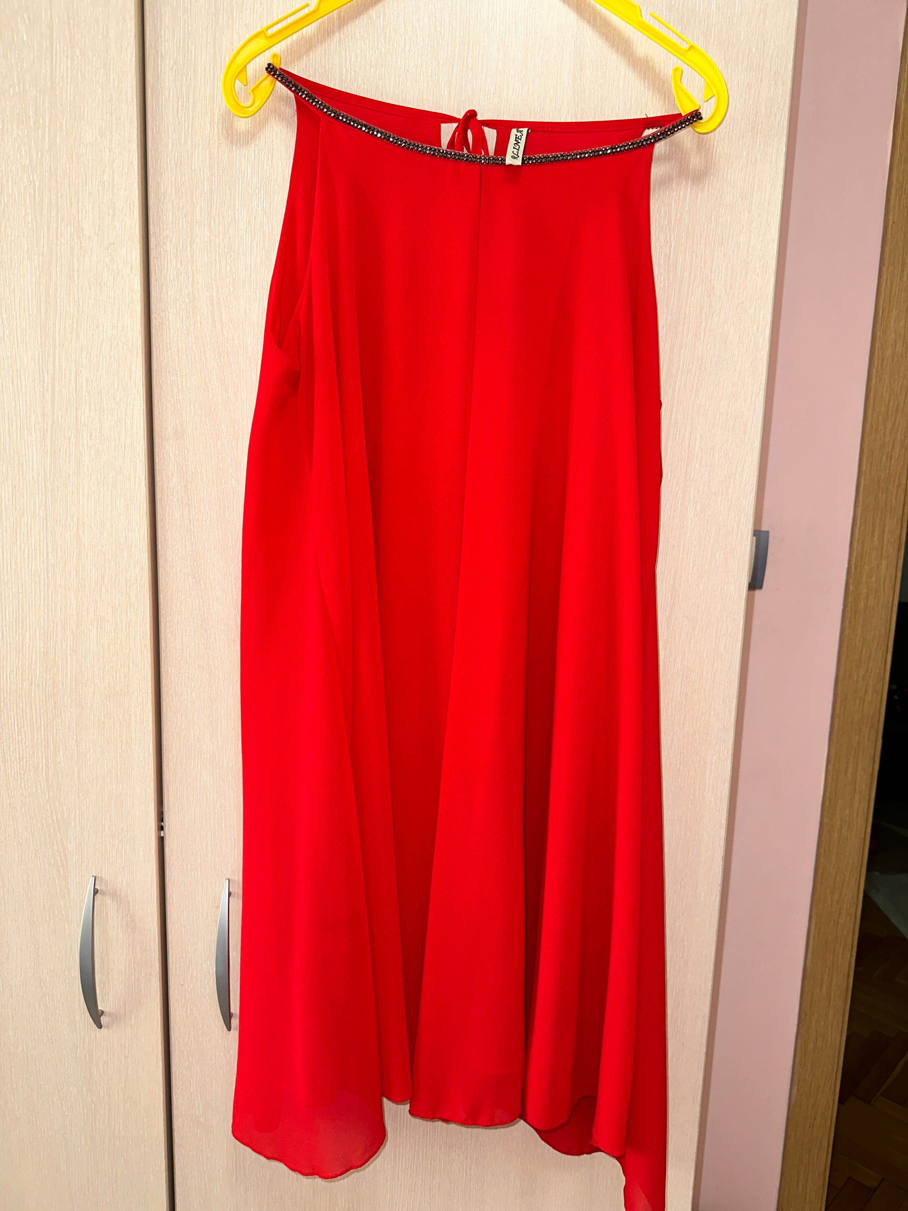 Червена рокля размер М