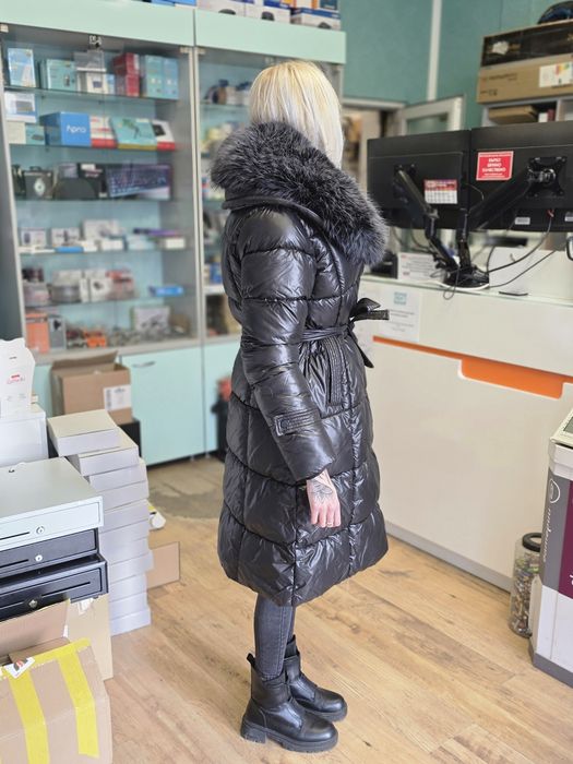 Дямско палто с пухена яка