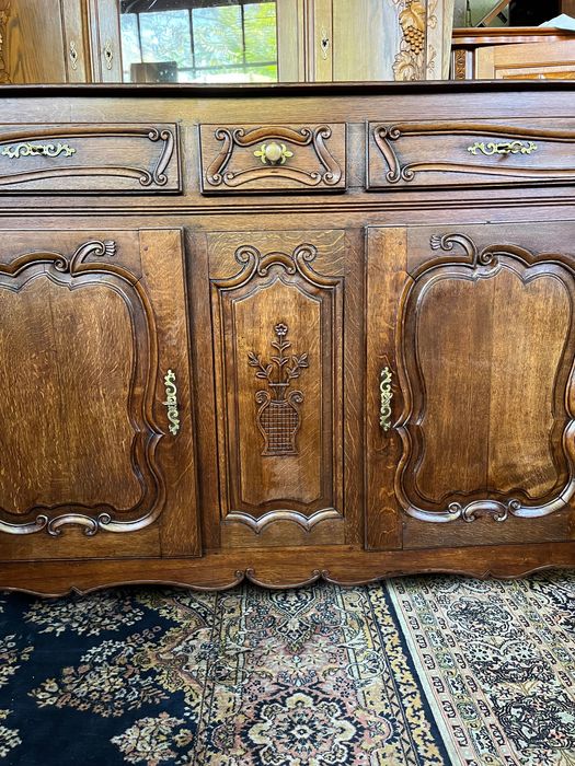 Старинен дъбов бюфет