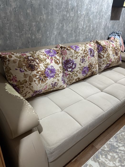 Продам раздвижной бежевый диван.