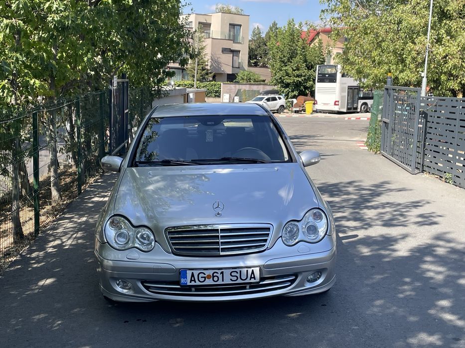 Mercedes-Benz C220D din 2004 masina arata si functioneqza imbecabil