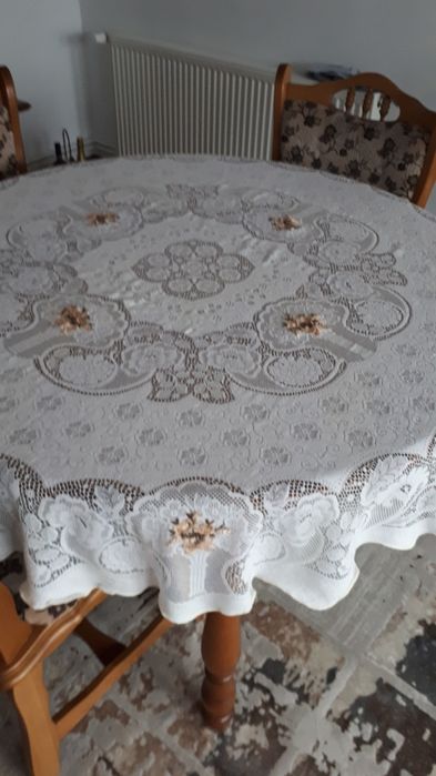 Fata de masa rotunda