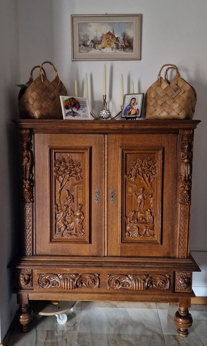 Vând mobila din  lemn masiv recondionata în cea perfecta