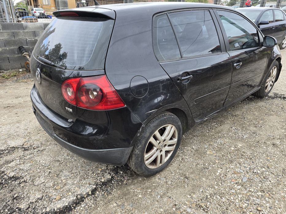 Продавам голф 5 1.9 105кс бхе на части