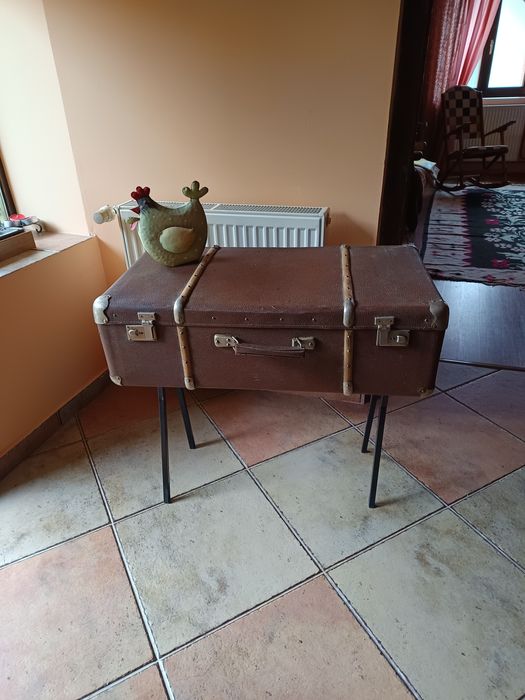 Valiza veche cu picioare metalice