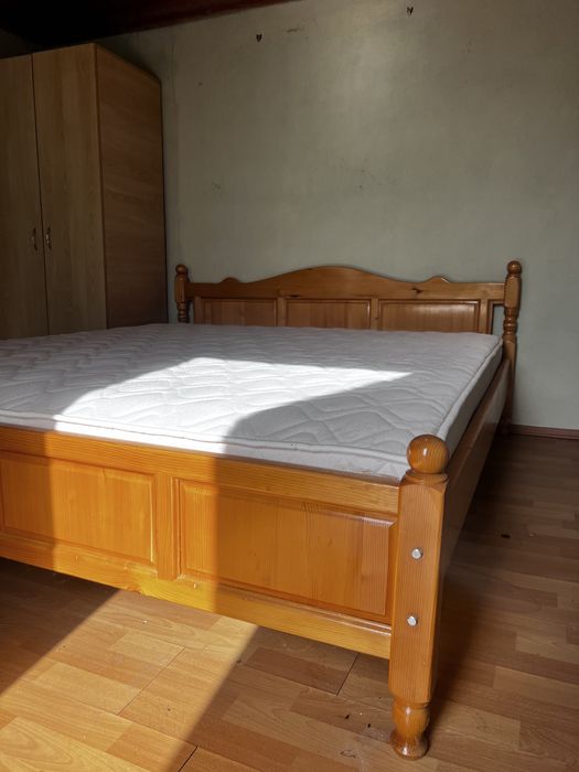 Масивна дървена спалня с матрак