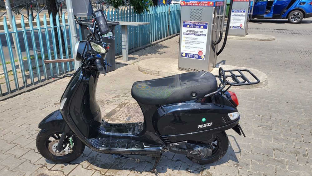 Vând scuter capri cu acte de 25km