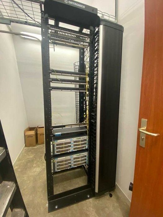 Server rack tip dulap Schneider Electric / APC NetShelter