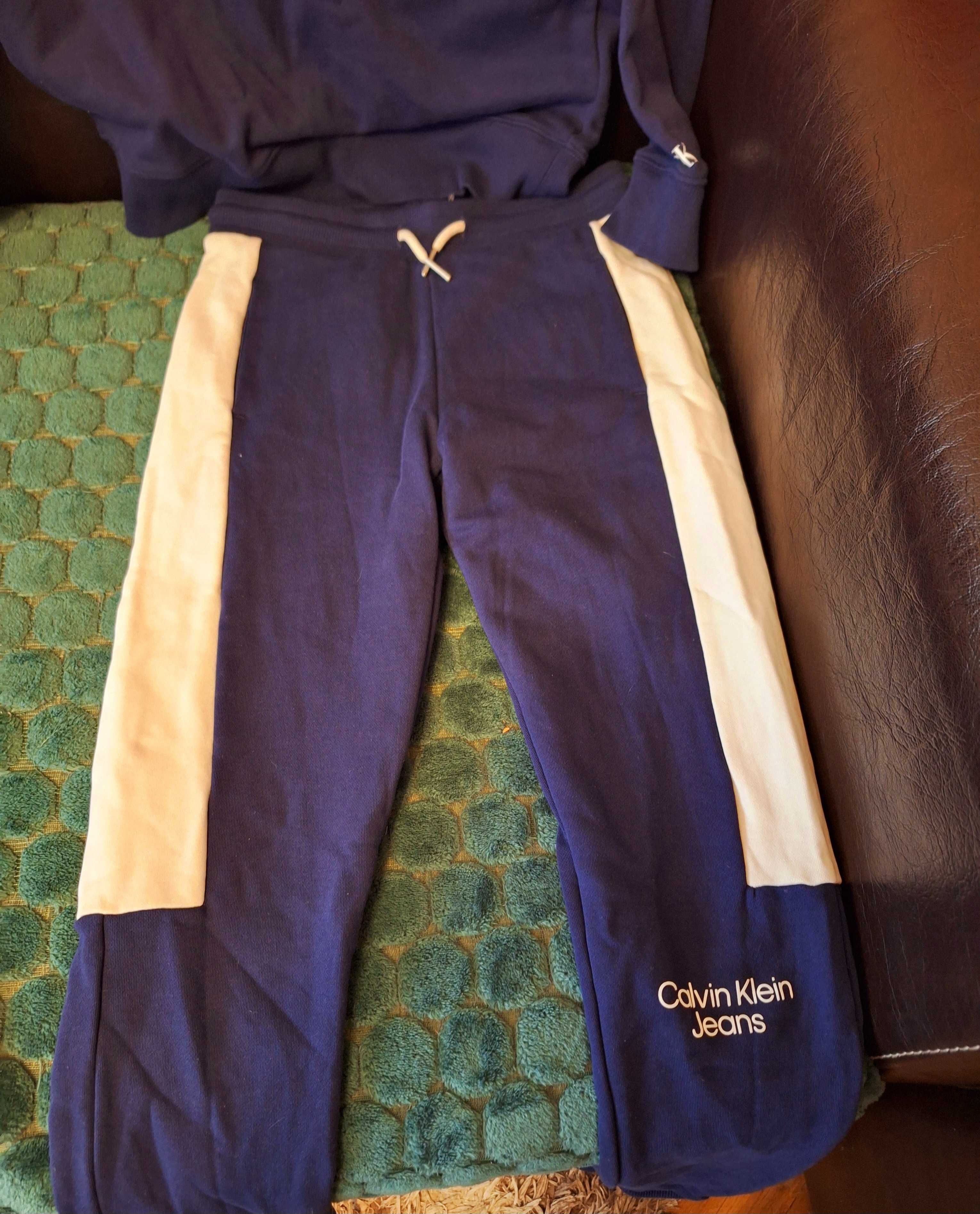 Екип Calvin Klein