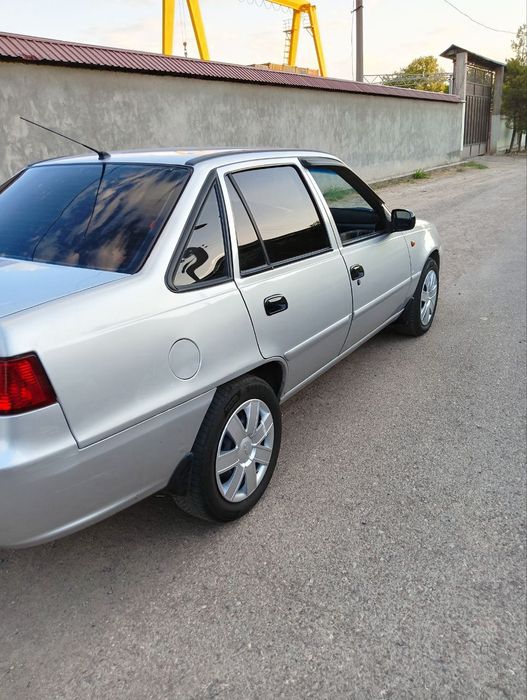 Машина Нексия 2 сотилади.