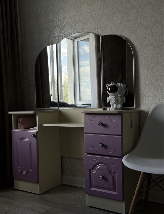 продам трюмо срочно