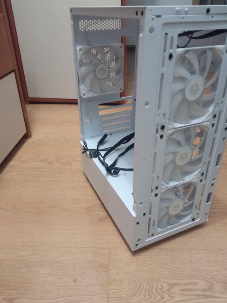 Корпус Gamemax Storm WH mid-tower chassis белый  4 кулера