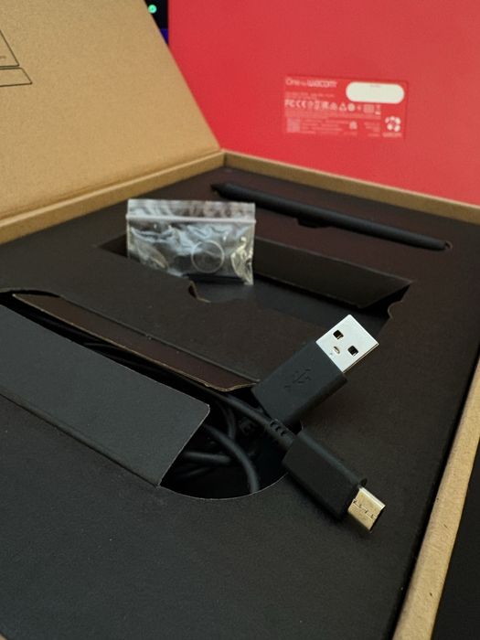Графичен таблет One by Wacom Medium Червен, 216х135mm