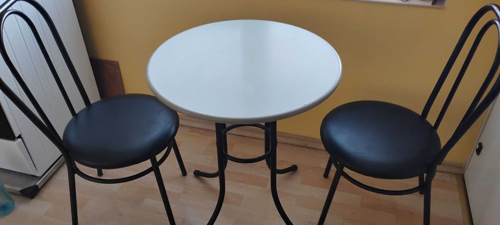 Комплект балконска маса с два тапицирани стола като нова