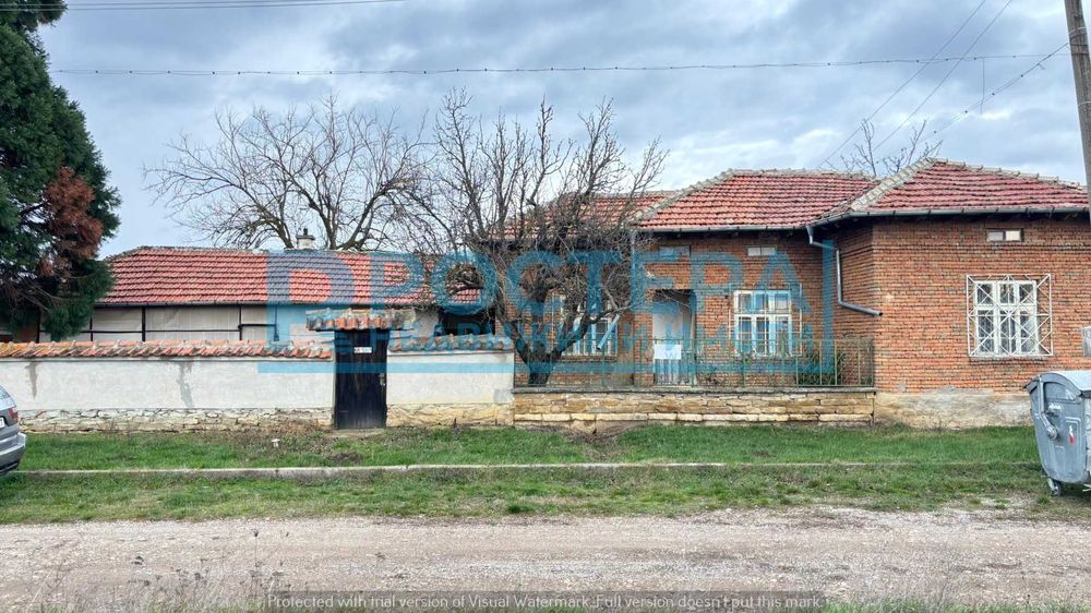 Тухлена Къща в с. Момино