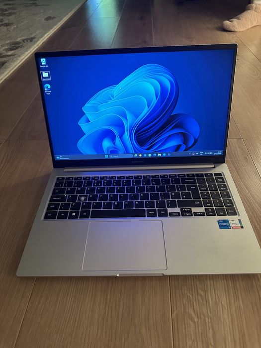 Vând laptop samsung ,in stare foarte buna folosit putin !