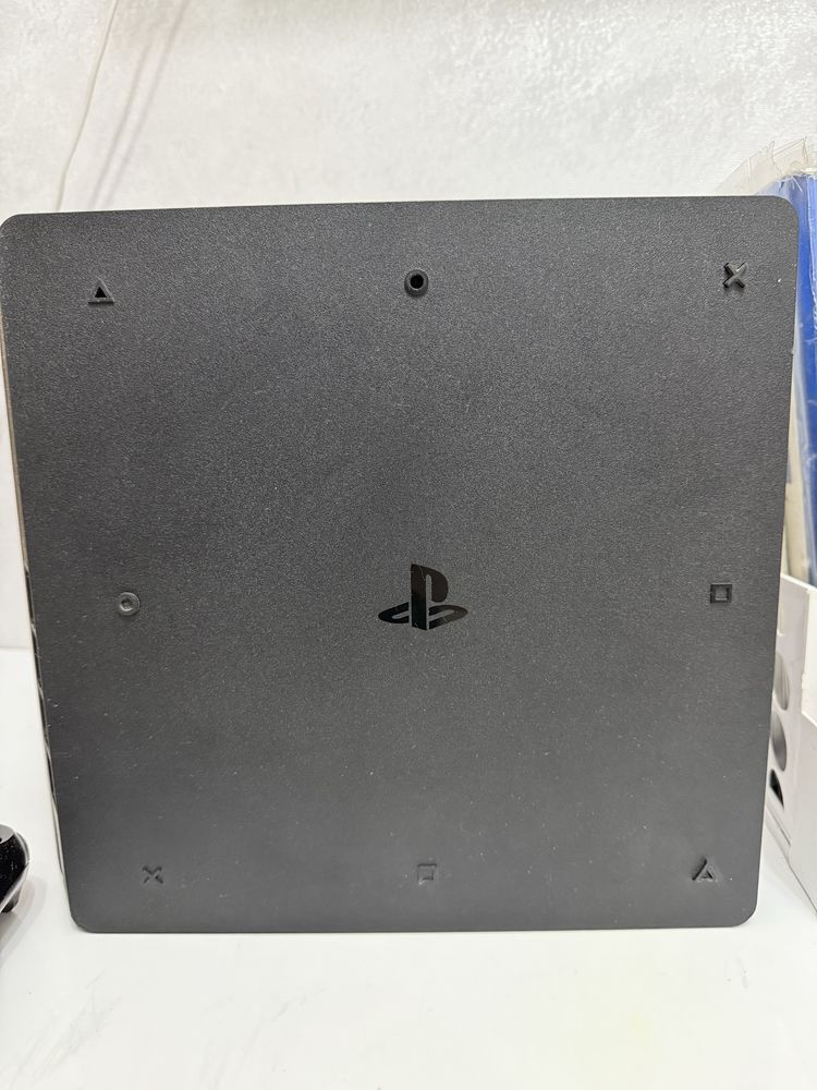 Ps 4 slim 1tb в отличном состояний. Все в комплекте