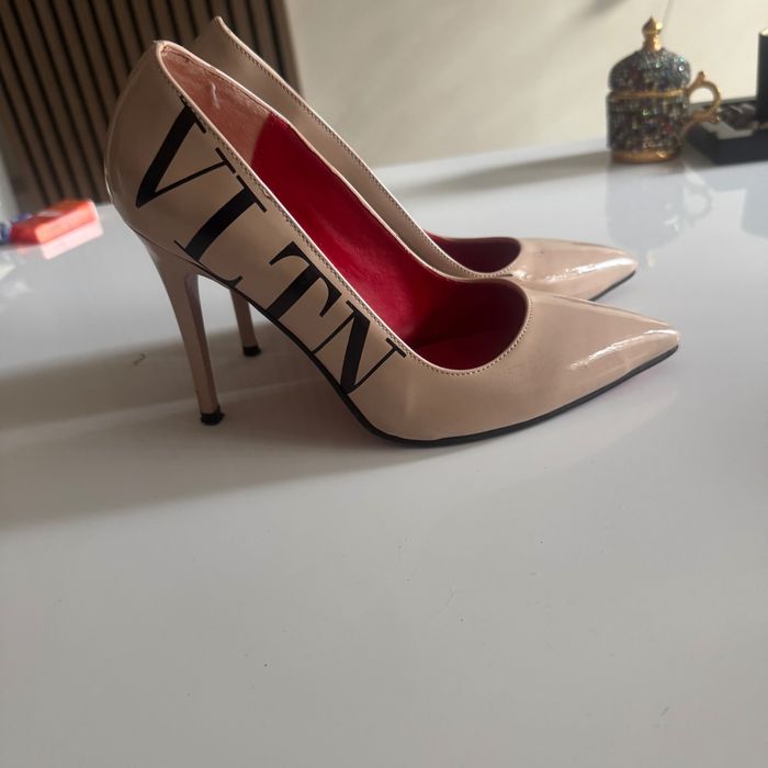 Обувки бежови VLTN