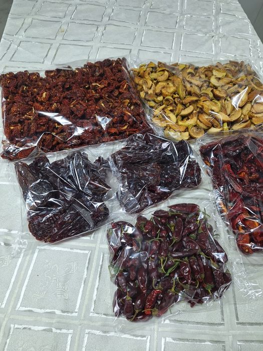 Домати, червени чушки, люти чушки, ябълки