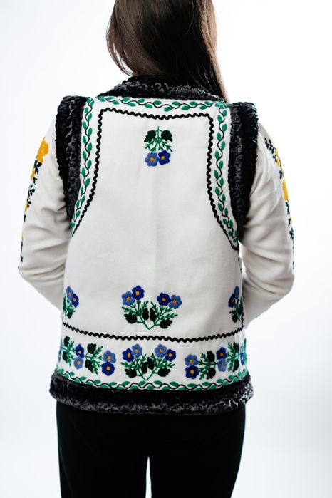 Veste cu motive traditionale, cusute manual