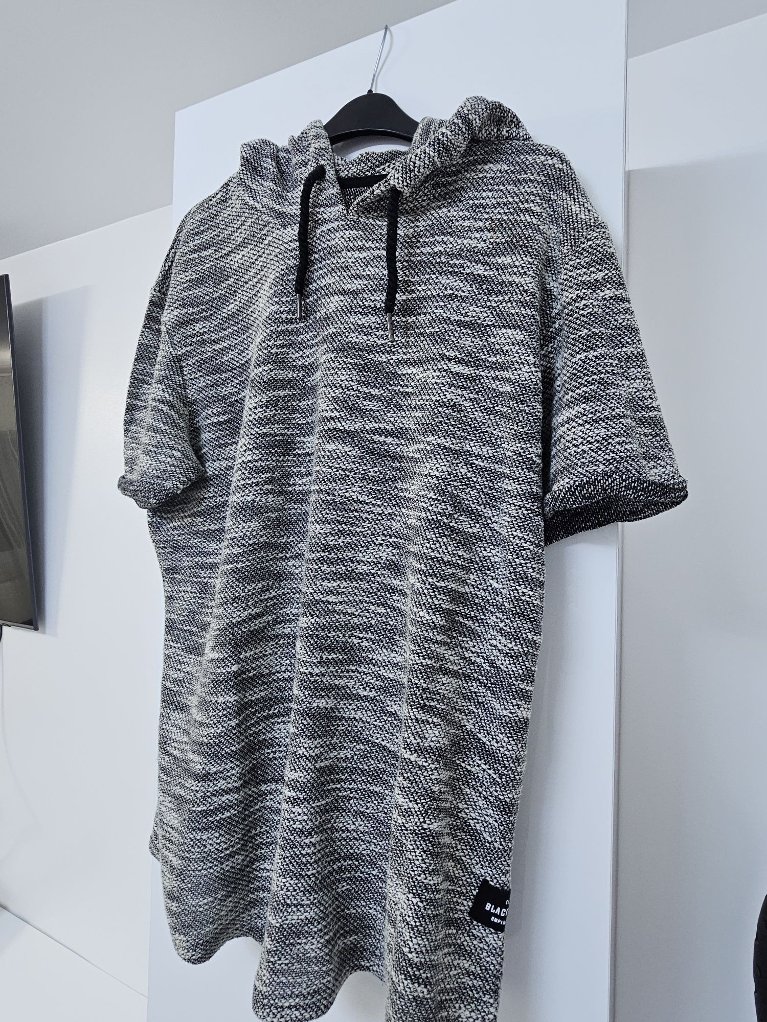 Tricou cu gluga !