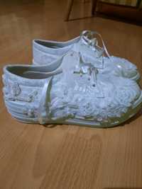 Ниски бели обувки с орнаменти