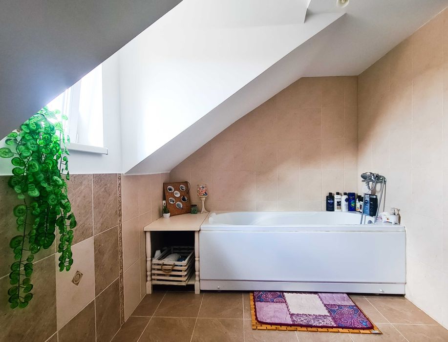 Casă unifamilială 9 camere, teren 560 mp, 7 locuri de parcare