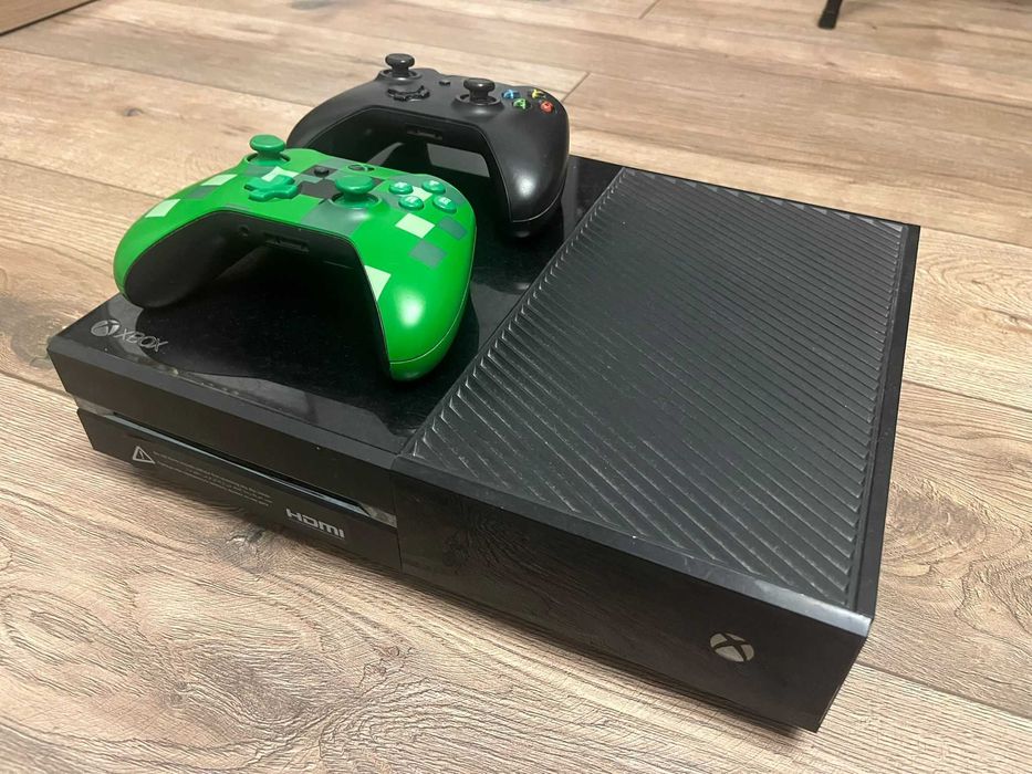 Consolă Xbox One + 2 controllere