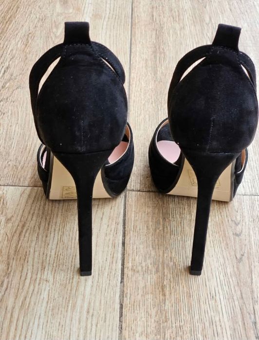 Обувки на висок ток