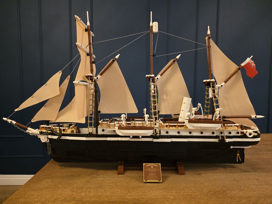 Vând set LEGO® Icons™ The Endurance (10335)