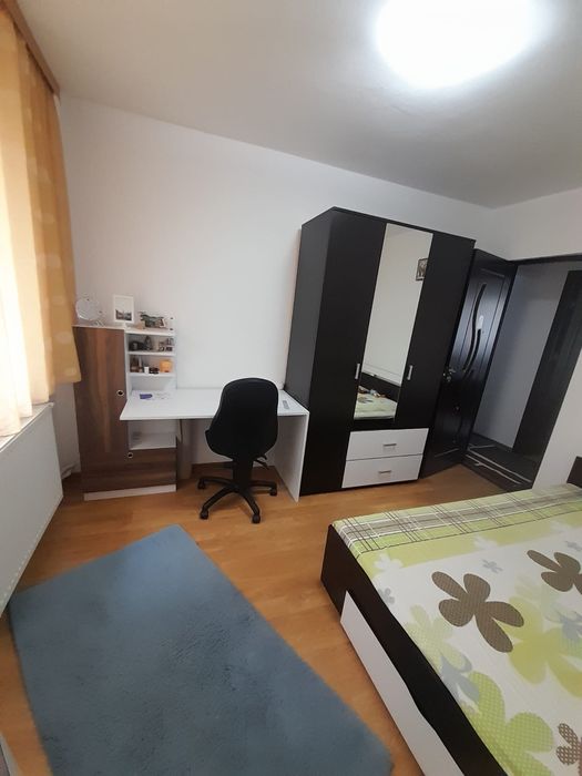 Închiriez apartament cu 4 camere