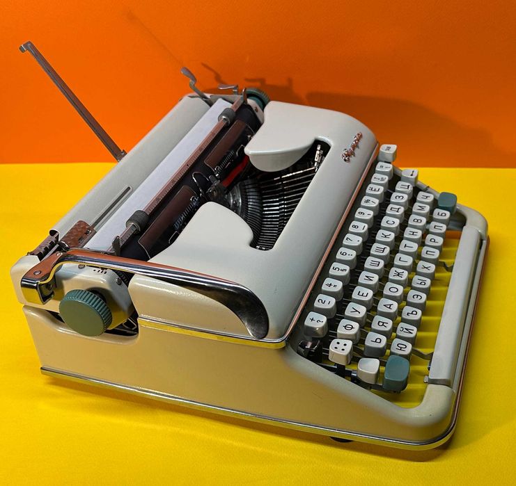 Пишеща Машина Олимпия Olympia3 Цвята Кирилица нова лента топ състояние