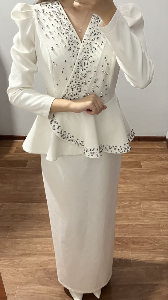 Белое элегантное платье