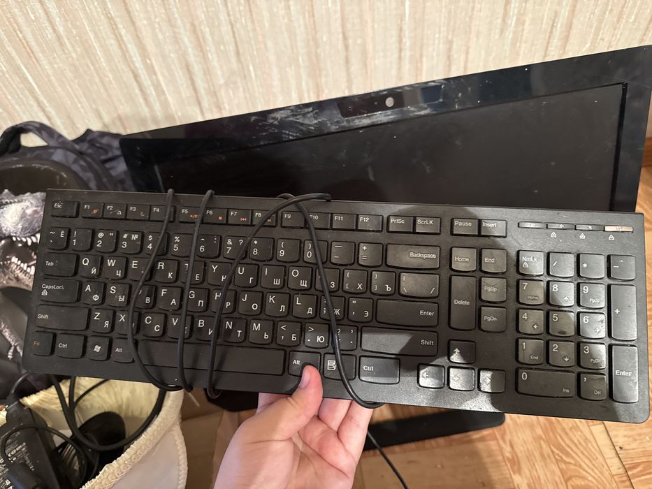 моноблок Lenovo (компьютер + монитор в одном корпусе).