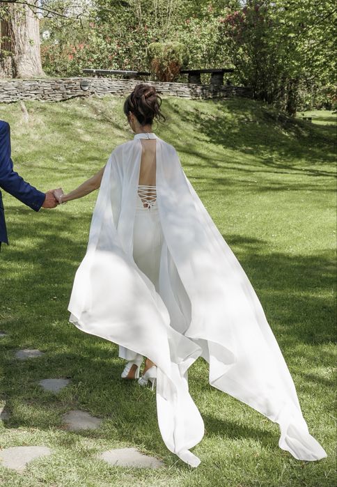 Rochie de civilă custom-made Conică accesorizată cu o Capă