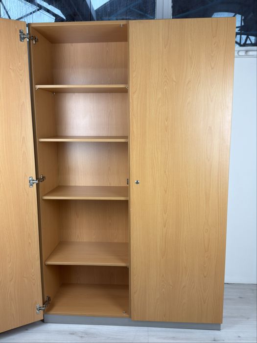 Практичен шкаф за съхранение на папки, книги и други матрияли;