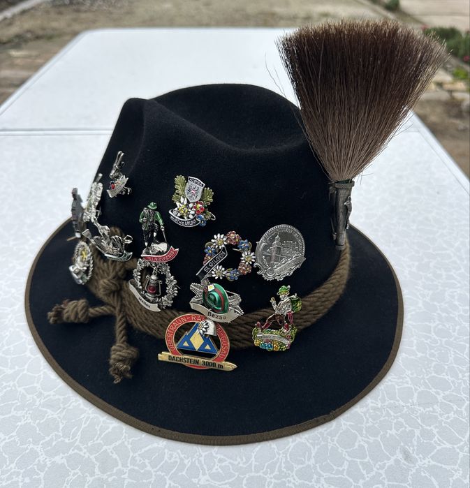 Palarie vanator cu 14 insigne