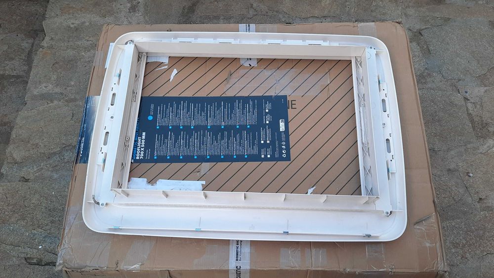 Вентилационен, покривен люк / капандура DOMETIC