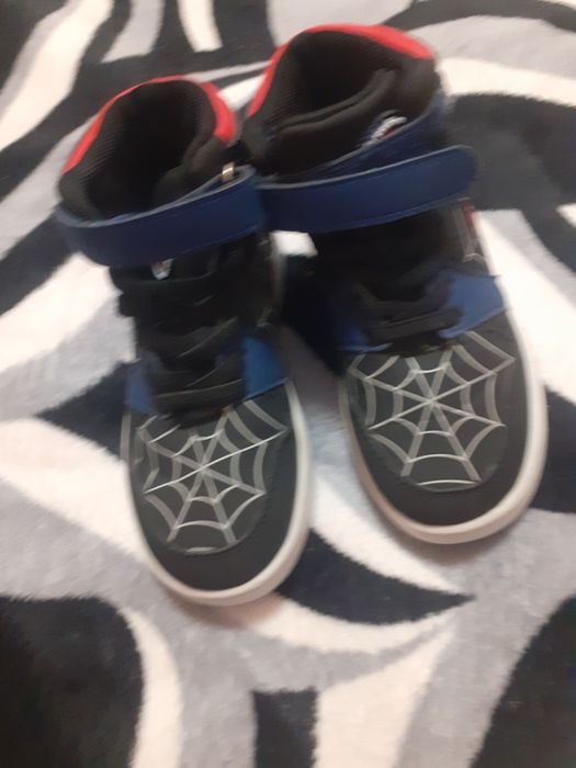 Adidași băiat de culoare neagră