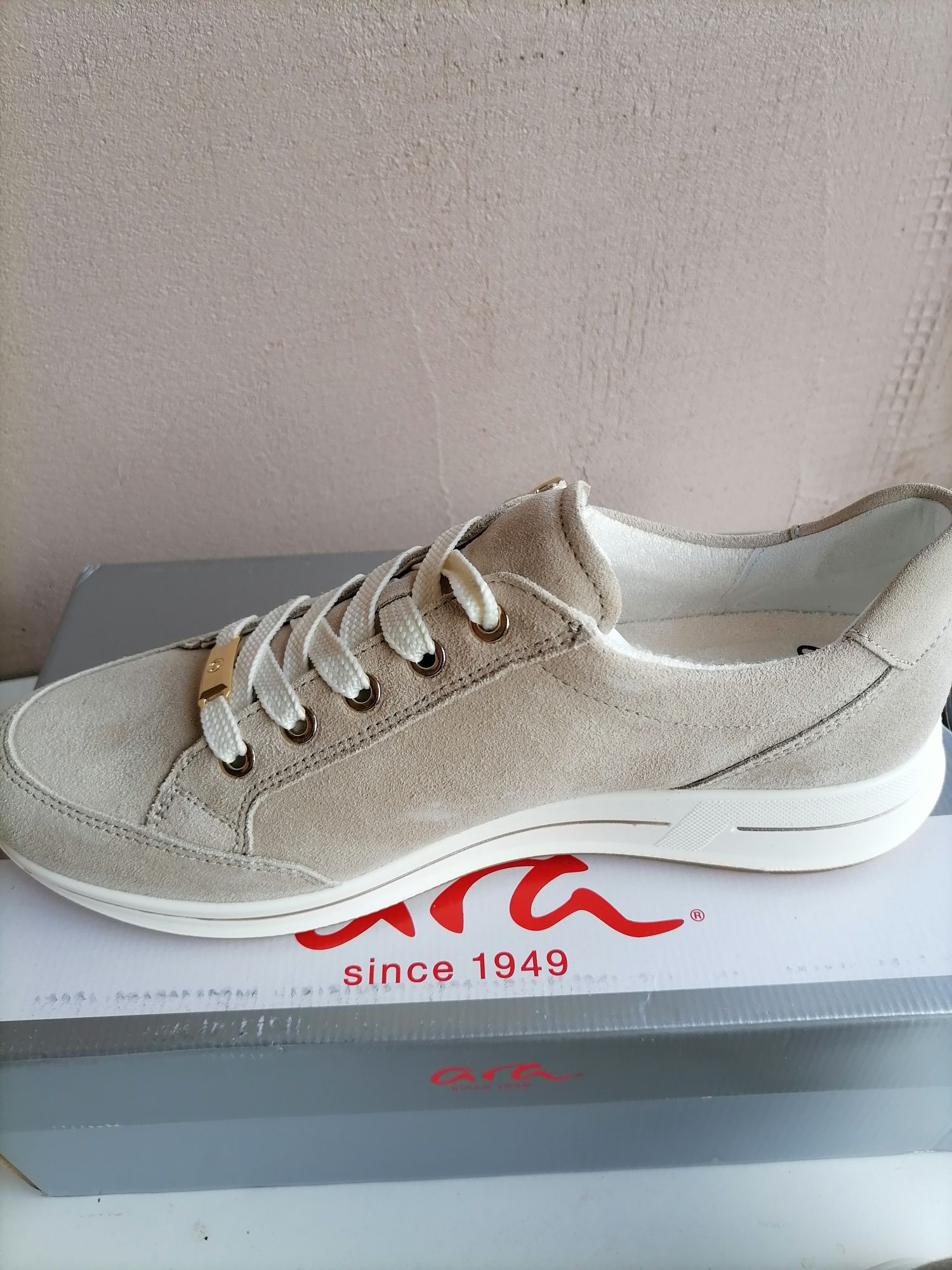 Adidasi ara piele întoarsă