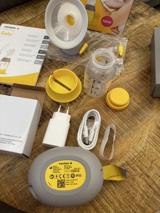Medela Solo - Двуфазна електрическа помпа за кърма + шише и фуния