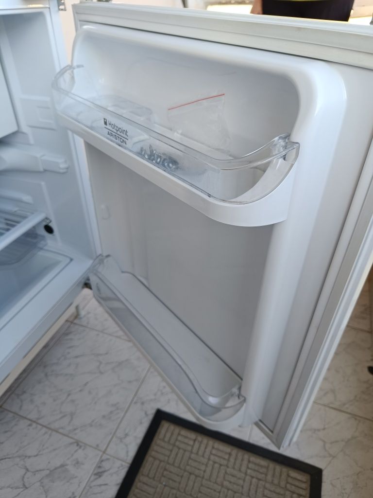 Хладилник за вграждане-Hotpoint-Ariston